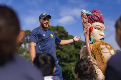 Coach explaining the history of ki o rahi